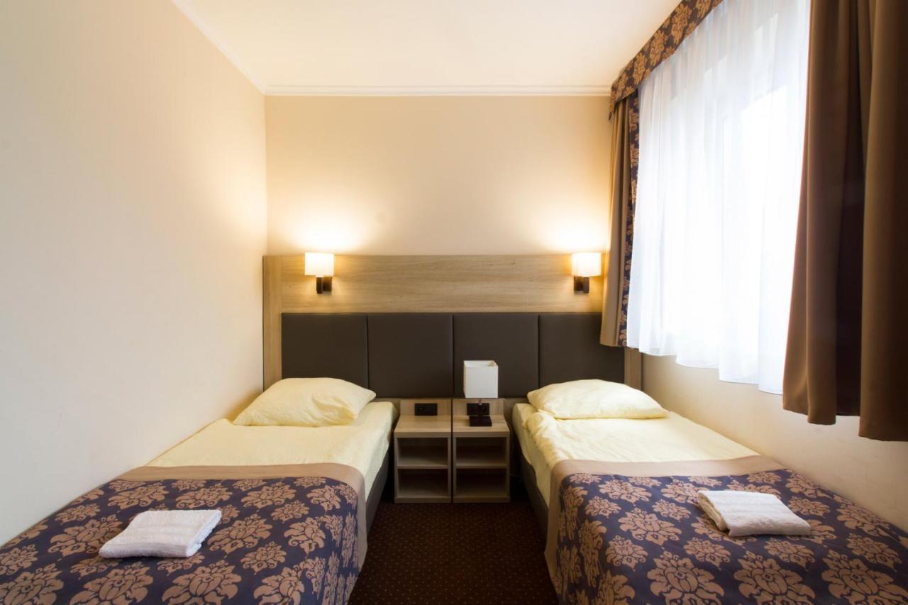 Motel Db2000 Bilgoraj Bagian luar foto
