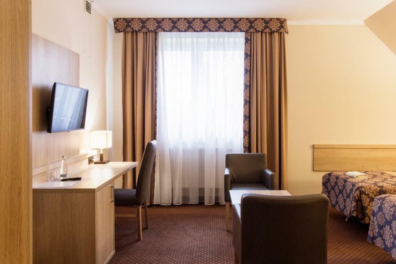 Motel Db2000 Bilgoraj Bagian luar foto