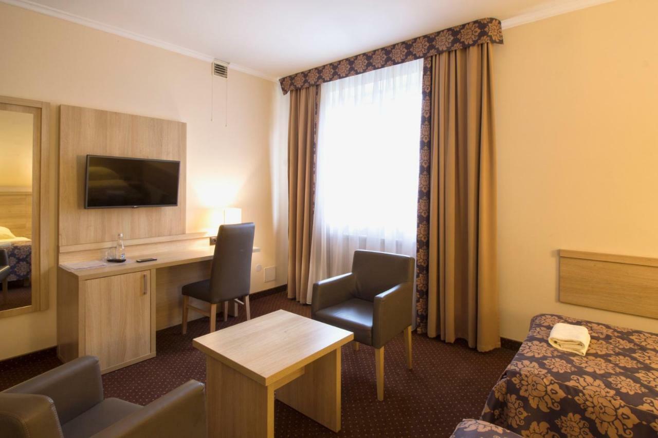 Motel Db2000 Bilgoraj Bagian luar foto